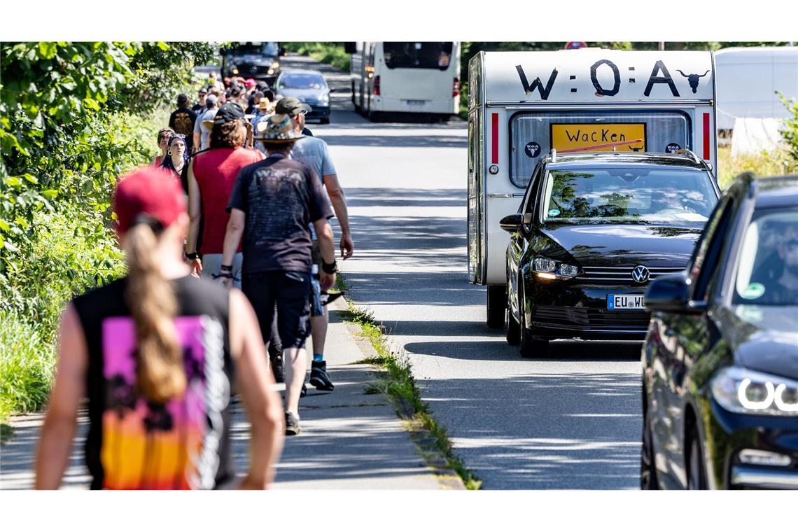 Zahlreiche Fans sind bereits angereist. Viele geben sich mit den Buchstaben „W : O : A“ zu erkennen, der Abkürzung für „Wacken Open Air“.