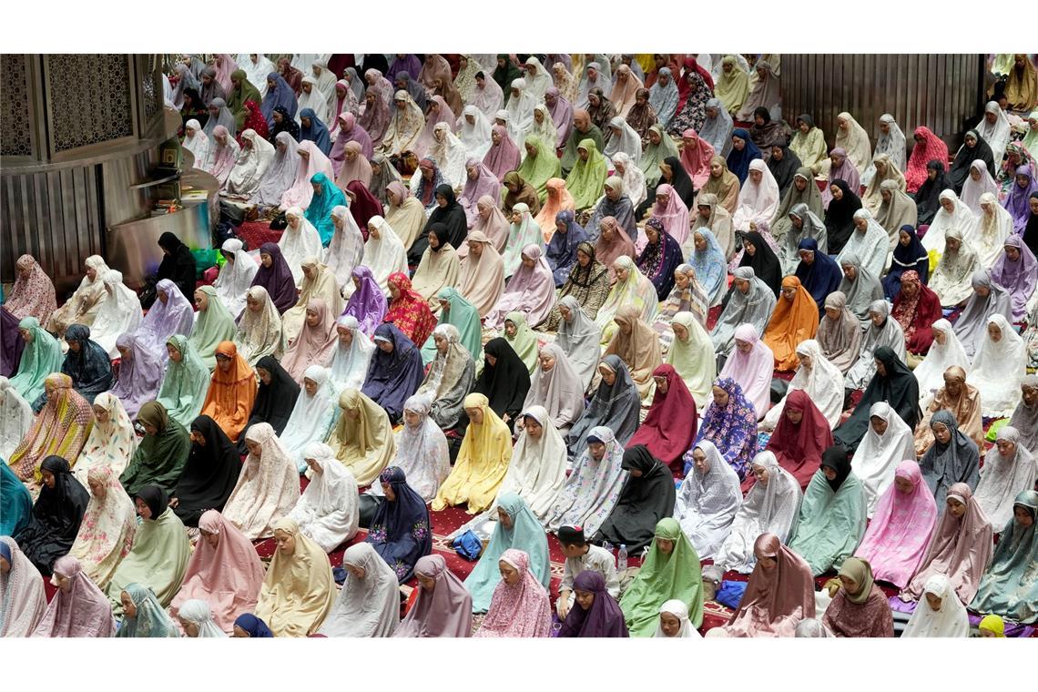 Zahlreiche indonesische Muslime nehmen am ersten Abend des heiligen Fastenmonats Ramadan in der Istiqlal-Moschee in Jakarta am Abendgebet teil.