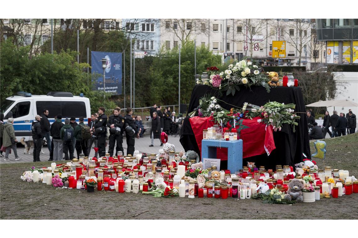 Zahlreiche Kerzen und Blumen stehen um das Blaue Klavier im Park Schöntal zum Gedenken an den tödlichen Messerangriff.