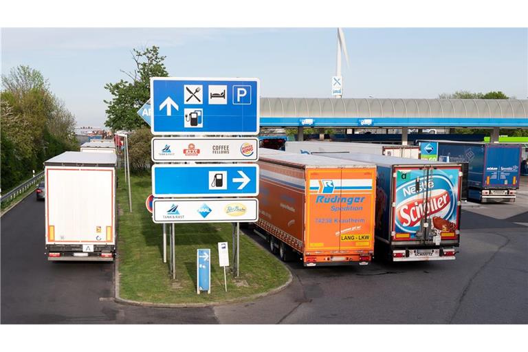 Zahlreiche Lkws parken an der Autobahnraststätte Dresdner Tor Süd an der Autobahn 4.