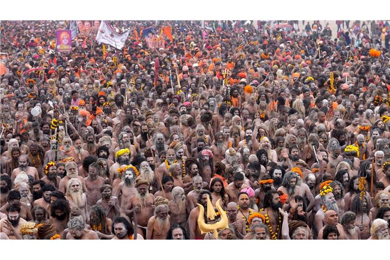 Zahlreiche Menschen beim rituellen Bad während des hinduistischen Festes Maha Kumbh in Indien.