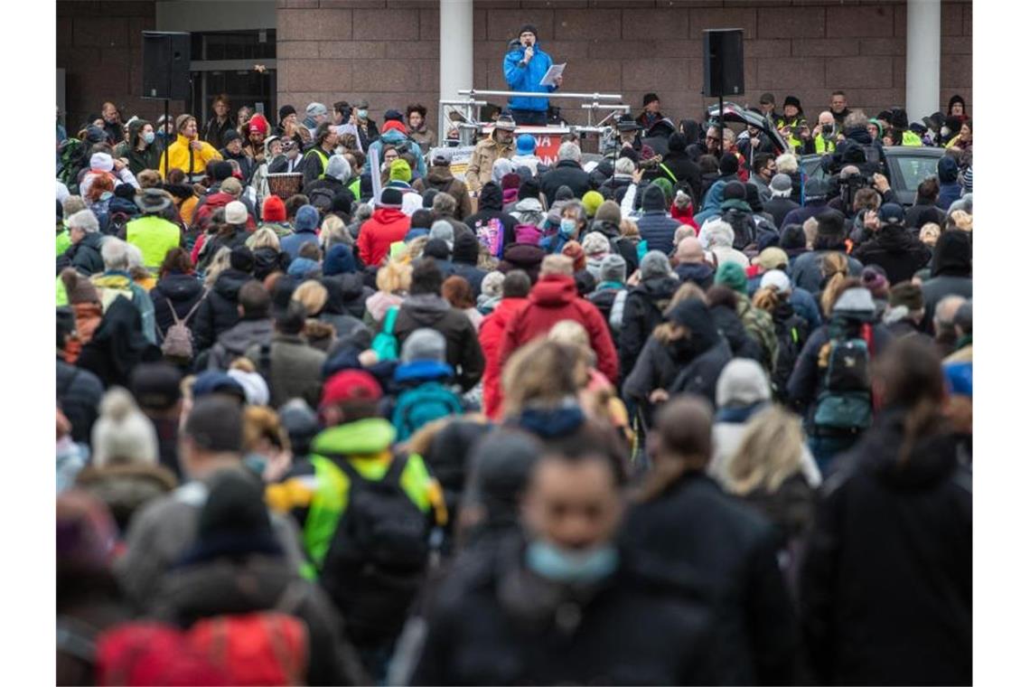 Mehrere Protestzüge in Stuttgart gegen Corona-Politik Zahlreiche Menschen beteiligen sich an der Demonstration unter dem Motto „Es reicht!“ in Stuttgart. Foto: Christoph Schmidt/dpa