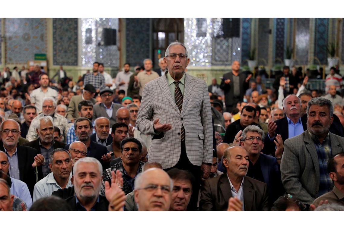 Zahlreiche Menschen beten für Präsident Ebrahim Raisi am Imam-Reza-Schrein in der Stadt Mashhad.