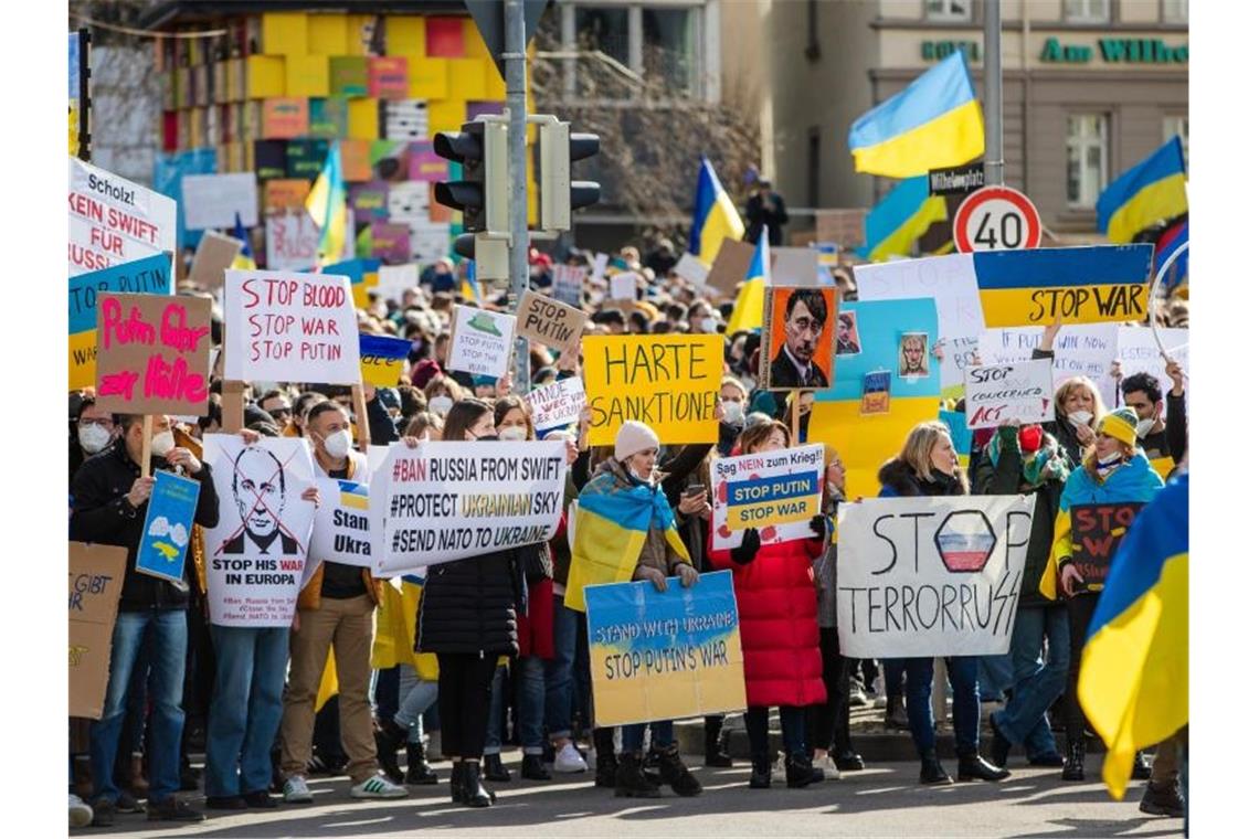 Zahlreiche Menschen demonstrieren gegen den militärischen Einsatz Russlands in der Ukraine. Foto: Christoph Schmidt/dpa
