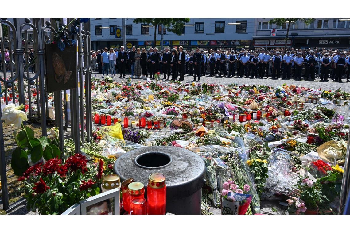 Zahlreiche Menschen gedachten nach der Tat auf dem Mannheimer Marktplatz der Opfer. (Archivbild)