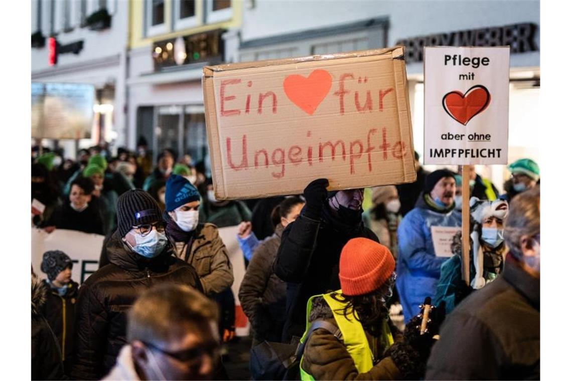 Zahlreiche Menschen ziehen bei einer Demonstrationen gegen die Corona-Maßnahmen durch die Innenstadt. Foto: Christoph Schmidt/dpa