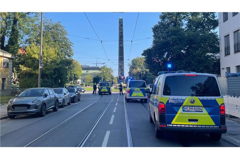 Zahlreiche Polizisten sind in der Münchner Innenstadt in der Nähe des NS-Dokumentationszentrums und des Israelischen Generalkonsulats im Einsatz.