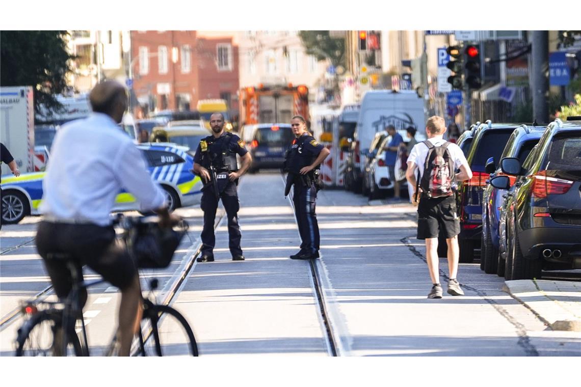 Zahlreiche Polizisten sind in der Münchner Innenstadt in der Nähe des NS-Dokumentationszentrums und des Israelischen Generalkonsulats im Einsatz.