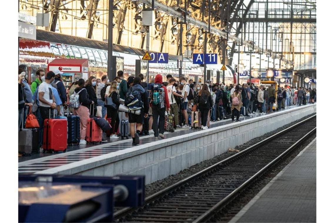Bahn-Streik im Personenverkehr von Montag bis Mittwoch Zahlreiche Reisende warten im Frankfurter Hauptbahnhof auf einen ICE nach Berlin. Foto: Frank Rumpenhorst/dpa