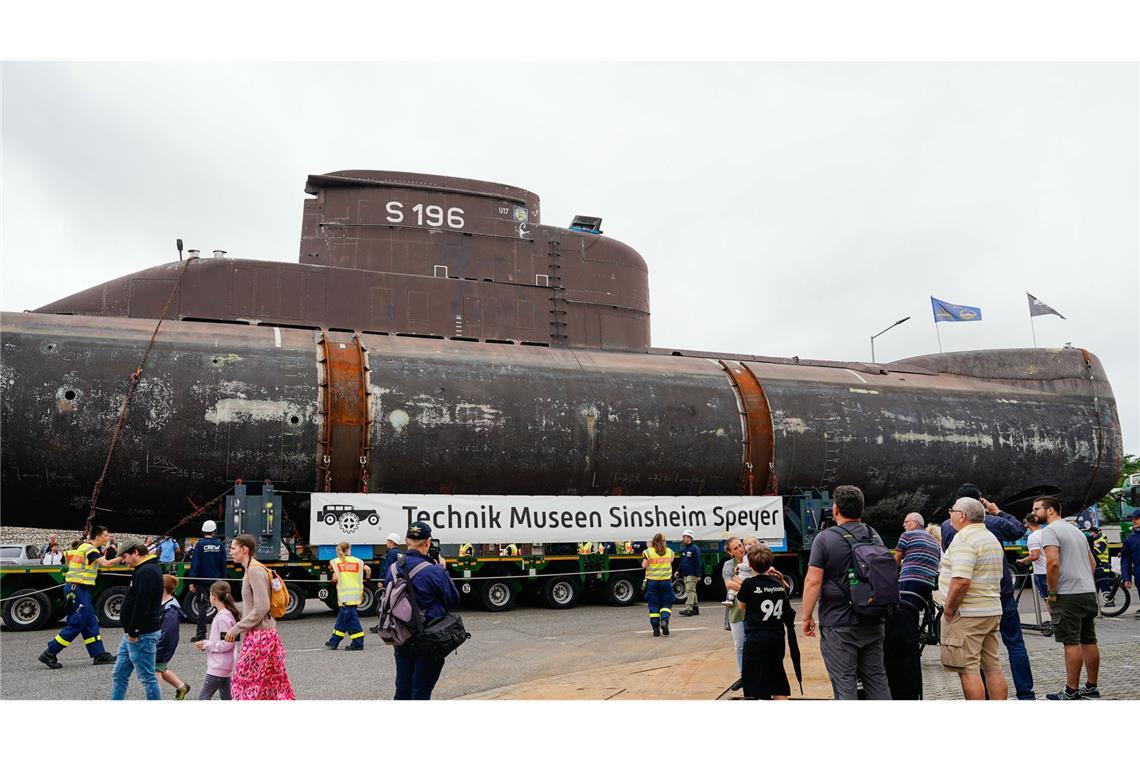 Zahlreiche Schaulustige kamen vor dem Abtransport nach Speyer, ...