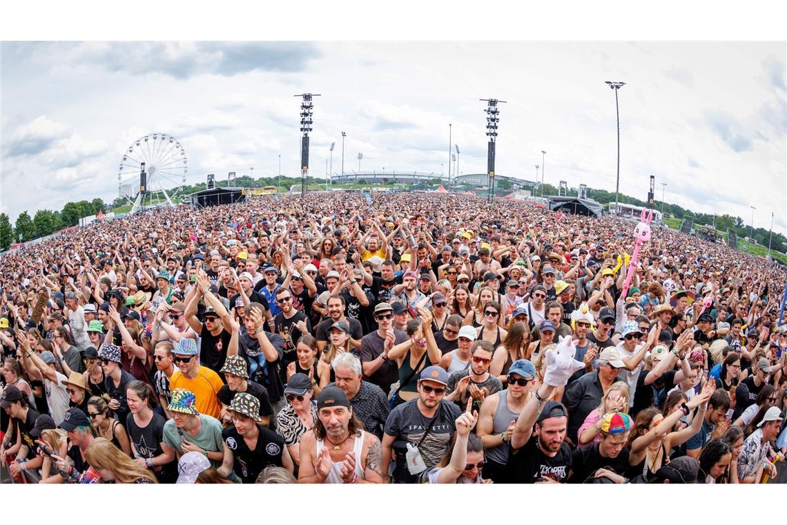 Zahlreiche Zuschauer verfolgen ein Konzert beim Open-Air-Festival "Rock im Park".