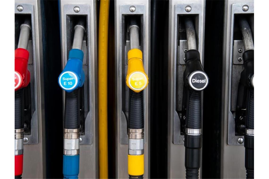 Verbraucherpreise ziehen an - Kraftstoffe deutlich teurer Zapfpistolen für verschiedene Kraftstoffarten hängen an einer Zapfsäule an einer Tankstelle. Foto: Sven Hoppe/dpa