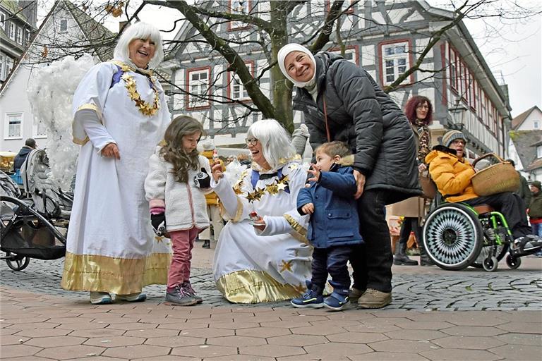 Zauberten Passanten ein Lächeln ins Gesicht: Die Weihnachtsengel waren am dritten Adventswochenende unterwegs. Foto: Tobias Sellmaier