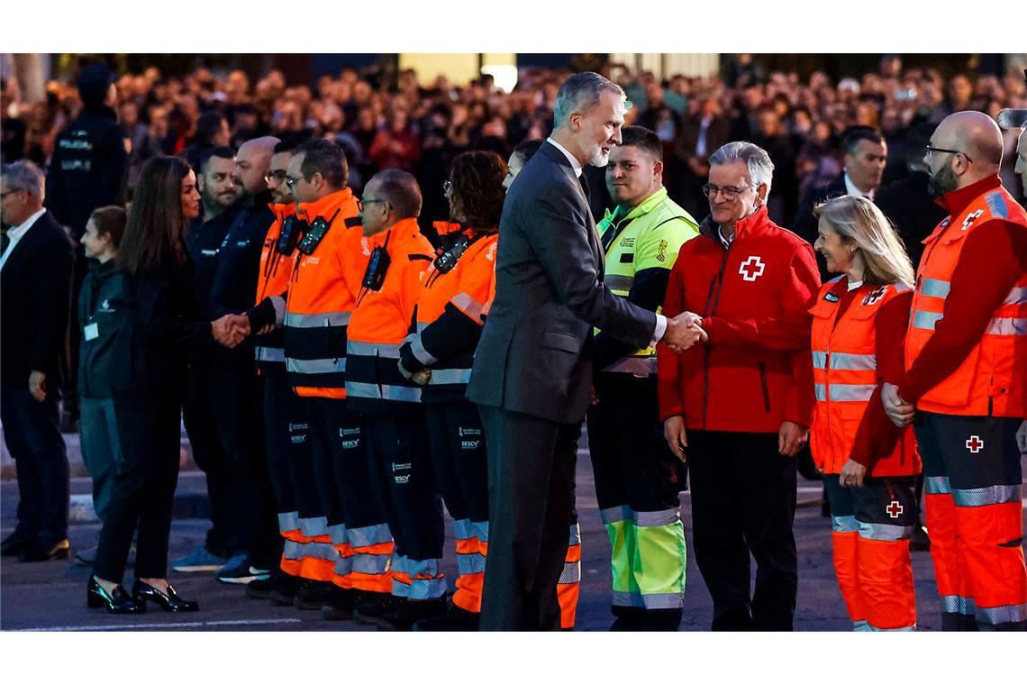 Zehn Menschen kamen bei einem Hochhausbrand in Valencia ums Leben, 15 wurden verletzt und mehr als 100 Familien obdachlos. Spaniens König Felipe und Königin Letizia dankten den Menschen, die am vergangenen Donnerstagabend im Einsatz waren.