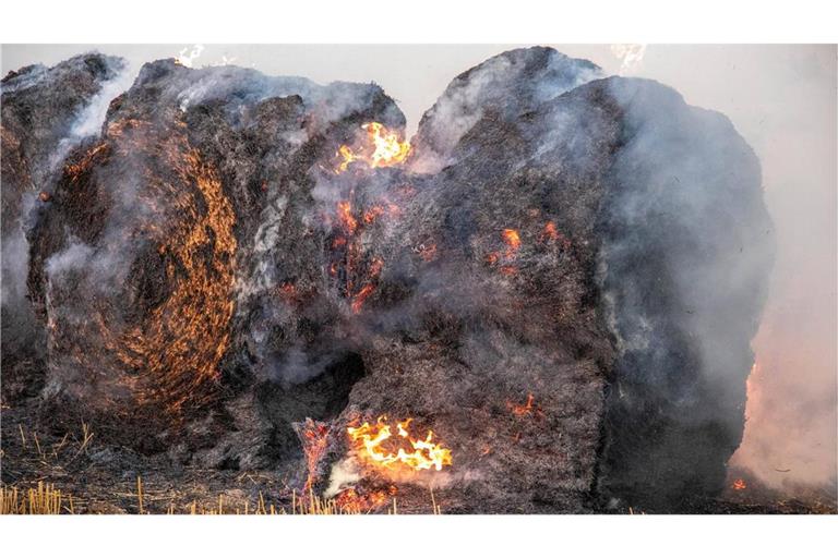 Zehnmal soll die Frau nahe Ravensburg ein Feuer an Strohballen entzündet haben. Jetzt sitzt sie in Untersuchungshaft. (Symbolbild)