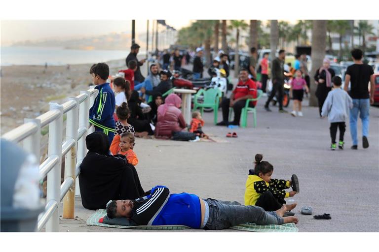 Zehntausende Libanesen flohen vor den israelischen Luftangriffen Richtung Norden.