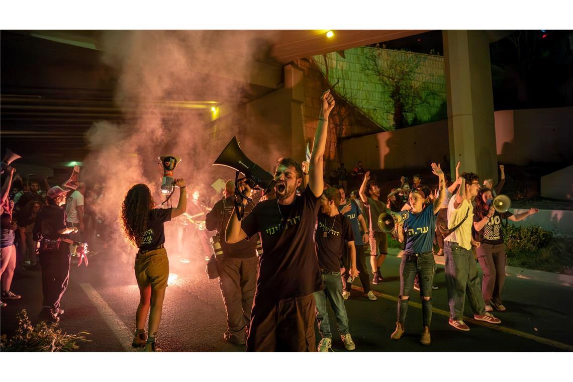 Zehntausende Menschen demonstrierten in Israel den zweiten Tag in Folge gegen Netanjahus Regierung.