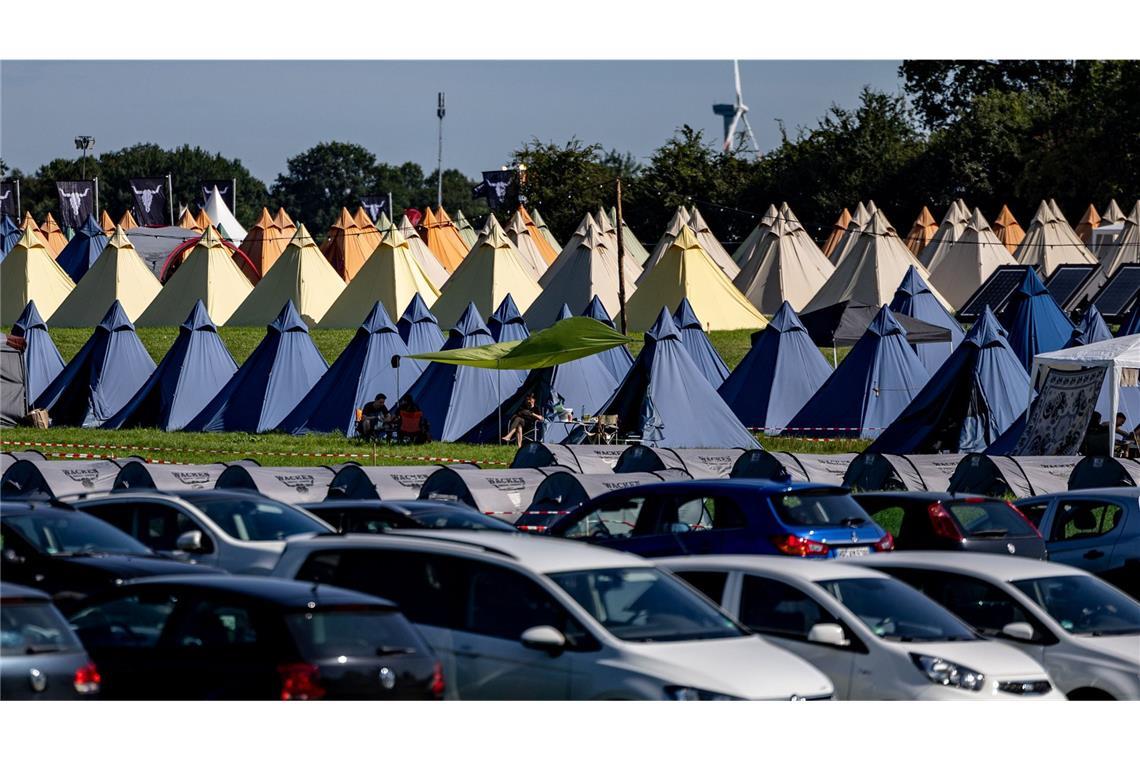 Zelte stehen auf den Campingplätzen des Festivalgeländes bereit.