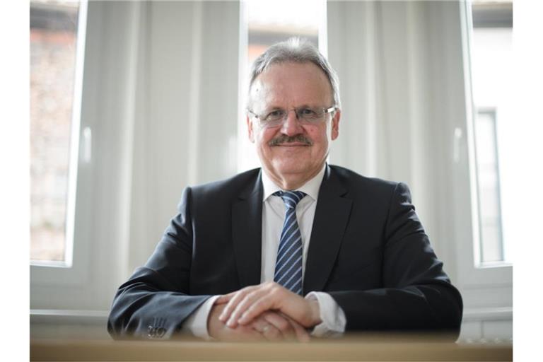 Zenon Bilaniuk, Landeschef des Bundes der Steuerzahler Baden-Württemberg in seinem Büro. Foto: Sina Schuldt/Archivbild