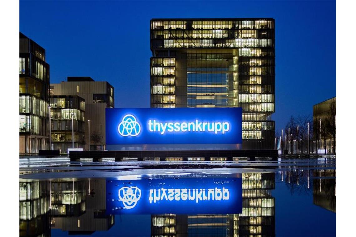 Zentrale von Thyssenkrupp in Essen: Das Traditionsunternehmen schreibt beim Stahl tiefrote Zahlen. Foto: Marcel Kusch/dpa