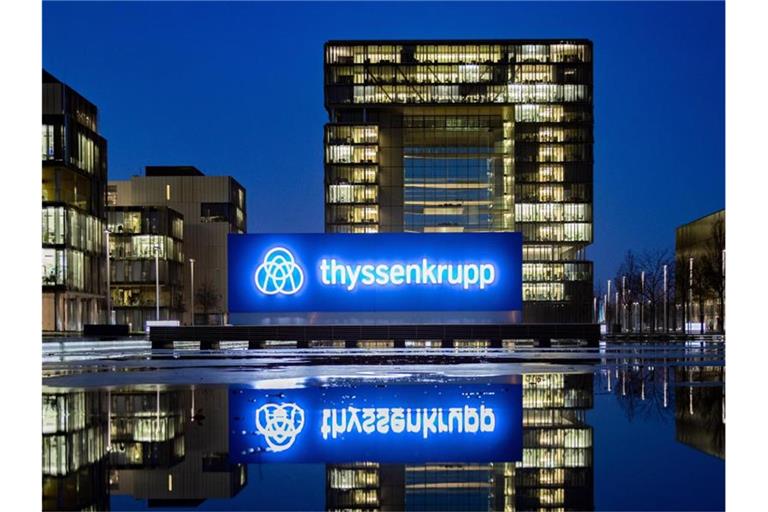 Zentrale von Thyssenkrupp in Essen: Das Traditionsunternehmen schreibt beim Stahl tiefrote Zahlen. Foto: Marcel Kusch/dpa