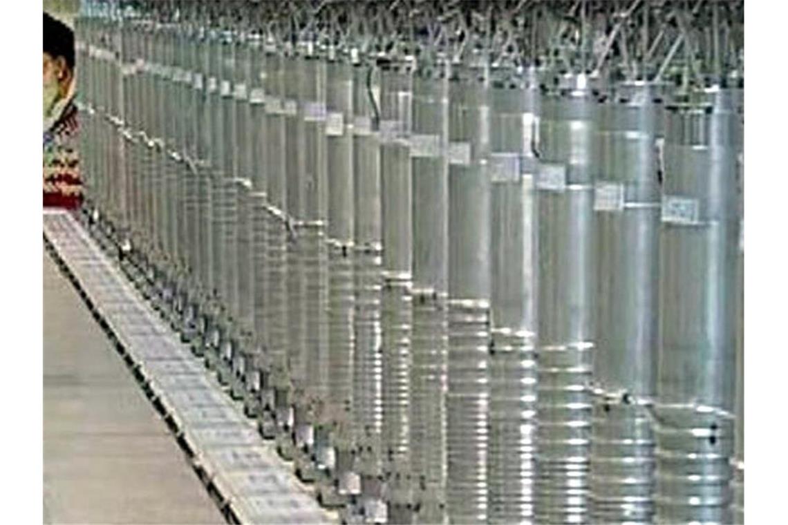 Atomchef: Iran informiert IAEA über neues Atomgesetz Zentrifugen für die Urananreicherung stehen in der Atomanlage Nathans. Teheran hat die Internationale Atomenergiebehörde (IAEA) in Wien über das neue iranische Atomgesetz informiert, das unter anderem eine Erhöhung der Urananreicherung auf 20 Prozent vorsieht. Foto: ---/IRANIAN STATE TELEVISION IRIB/epa/dpa