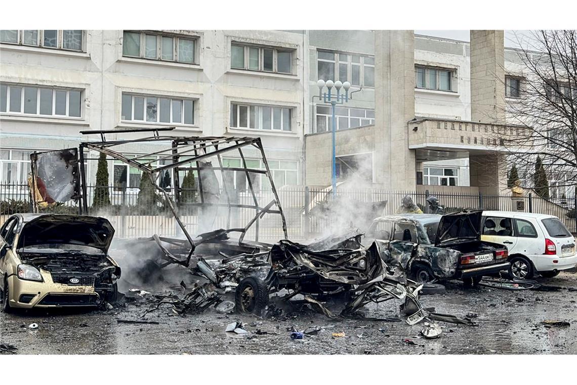 Zerstörte Autos in Belgorod. Die gleichnamige russische Grenzregion hat erneut Beschuss gemeldet.