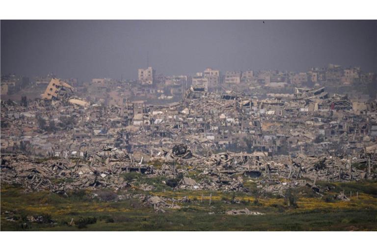 Zerstörte Gebäude im Gazastreifen von der Grenze zwischen Israel und Gaza aus gesehen.