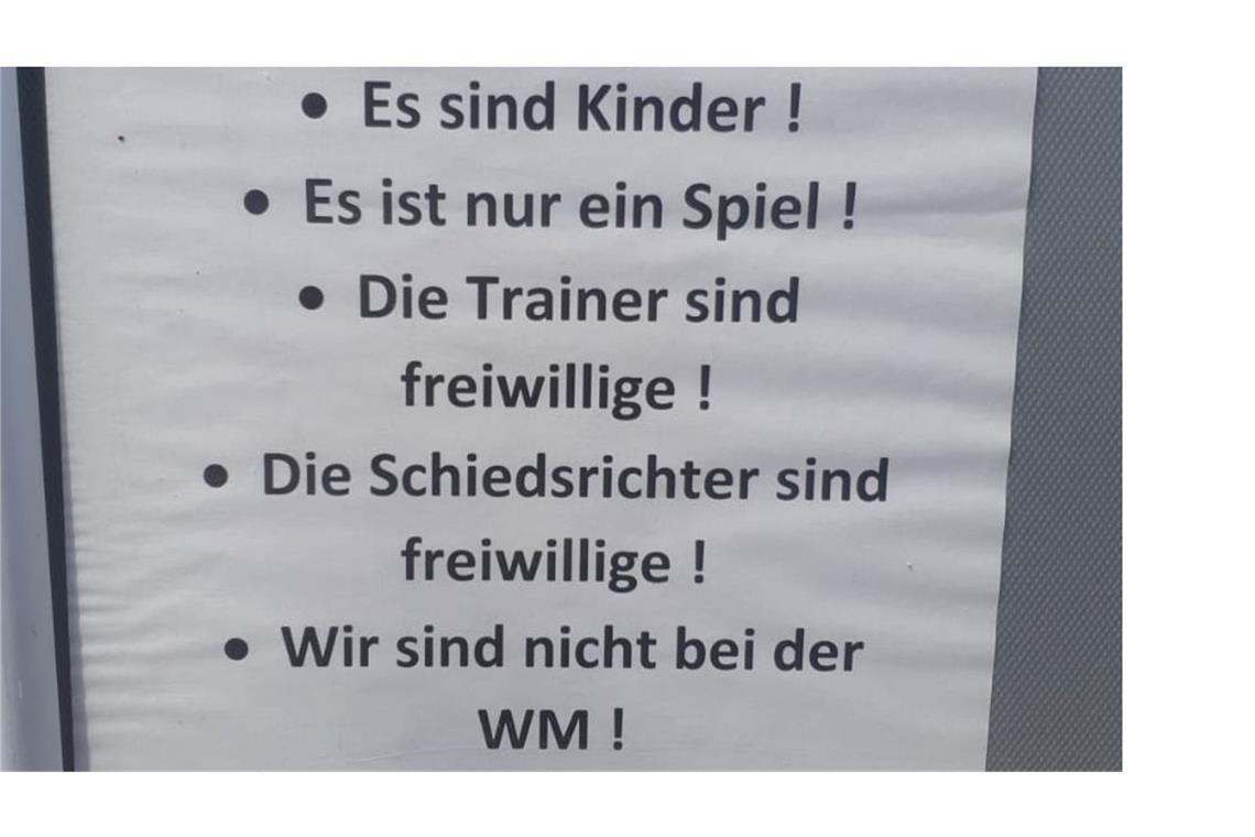 Zettel wie diesen hängen manche Fußballvereine auf.