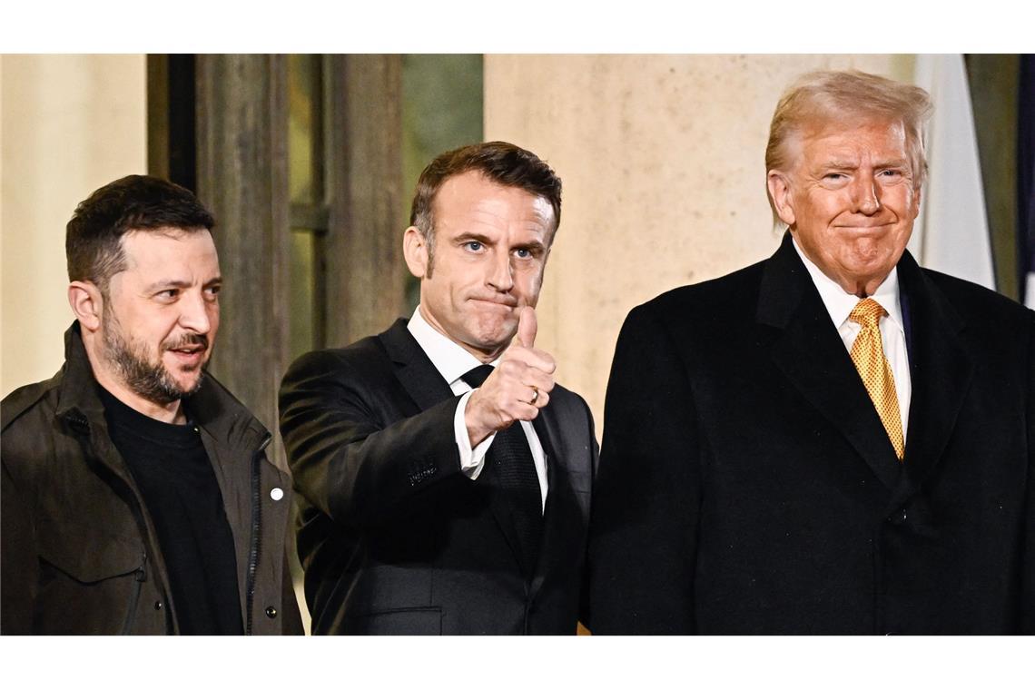 Ziehen in Sachen Ukraine-Politik nicht an einem Strang: der ukrainische Präsident Selenskyj (l.), Frankreichs Staatschef Macron und US-Präsident Trump. (Archivbild)