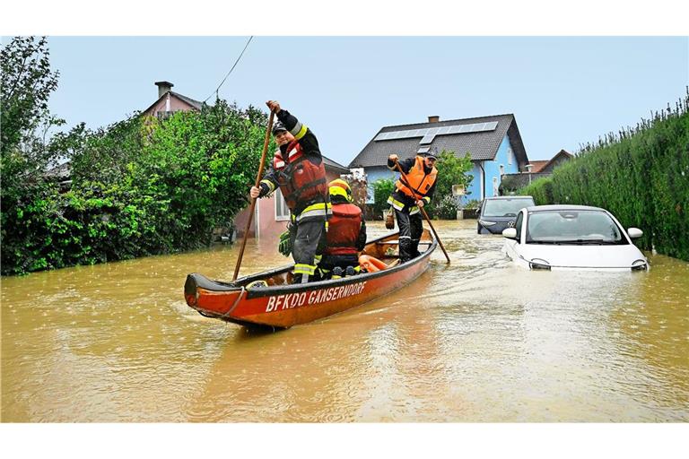 Zillenfahrer der Feuerwehr im vom Hochwasser betroffenen Rust im Tullnerfeld. In Niederösterreich kommt es weiterhin zu starken Niederschlägen und Überschwemmungen.