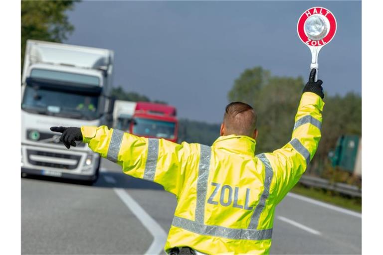 Zollbeamte lotsen einen Lastkraftwage von der Autobahn. Foto: Jens Büttner/dpa-Zentralbild/dpa/Symbolbild