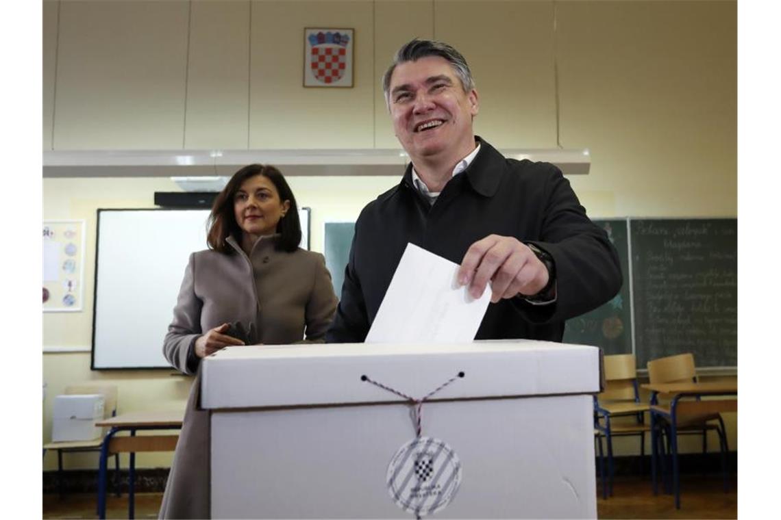 Sozialdemokrat Milanovic wird Kroatiens neuer Präsident Zoran Milanovic bei der Stimmabgabe in Zagreb. Foto: Darko Vojinovic/AP/dpa