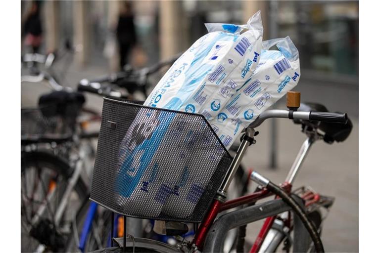 Zu Beginn der Corona-Krise kam es bei Toilettenpapier zu Hamsterkäufen. Foto: Daniel Karmann/dpa