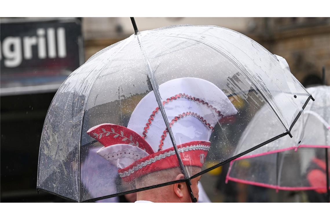 Zu Beginn der "Fünften Jahreszeit" müssen Menschen in vielen Regionen Deutschlands mit Regen rechnen. (Symbolbild)