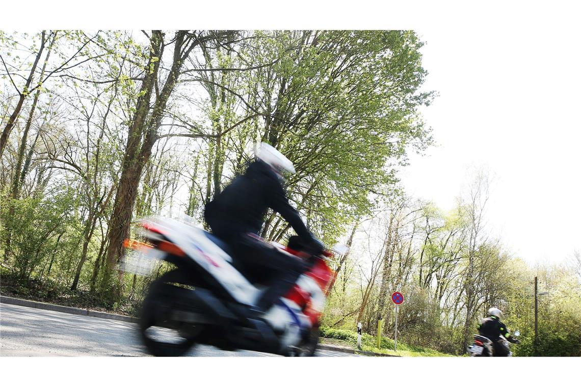 Zu Beginn der Motorradsaison werden am Wochenende viele Biker auf den Straßen erwartet. (Symbolbild)