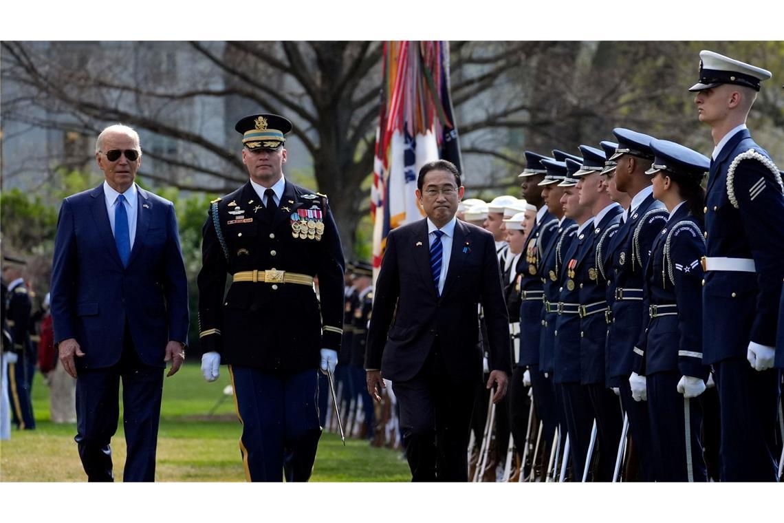 Zu Besuch in Washington: Japans Premierminister Fumio Kishida (r) wird von US-Präsident Joe Biden (l) und David Rowland (M), Kommandeur des 3. US-Infanterieregiments, The Old Guard, während einer Willkommenszeremonie am Weißen Haus empfangen.