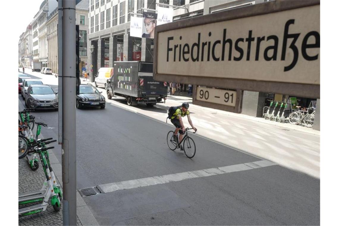 Berlin führt Diesel-Fahrverbote in acht Straßen ein Zu den betroffenen Straßen zählen vor allem Abschnitte in der Innenstadt, darunter auch die Friedrichstraße. Foto: Jörg Carstensen
