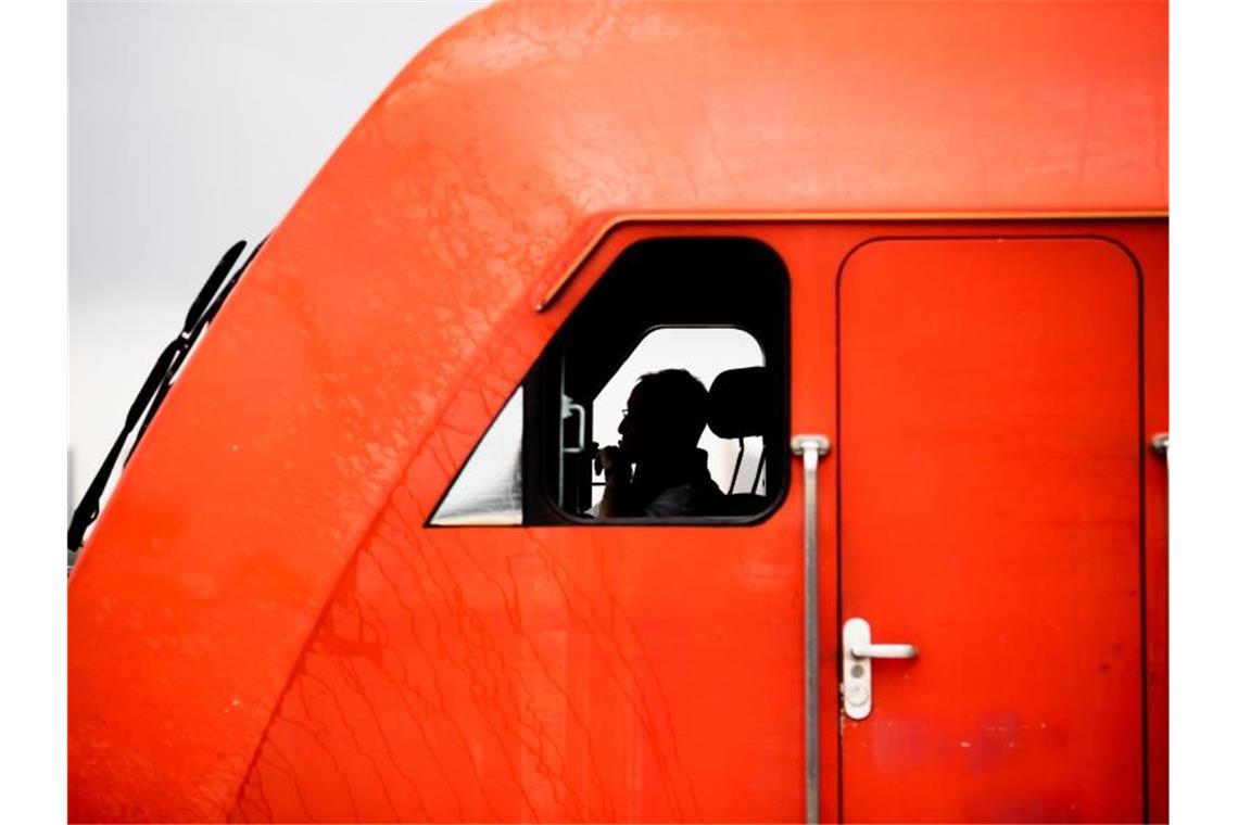 Streik im Personenverkehr kommt - Bahn scheitert mit Offerte Zu den Streitpunkten im Tarifkonflikt zählen die Erhöhung der Tabellenentgelte, die Laufzeit des Tarifvertrags und die Altersvorsorge. Foto: Christoph Soeder/dpa
