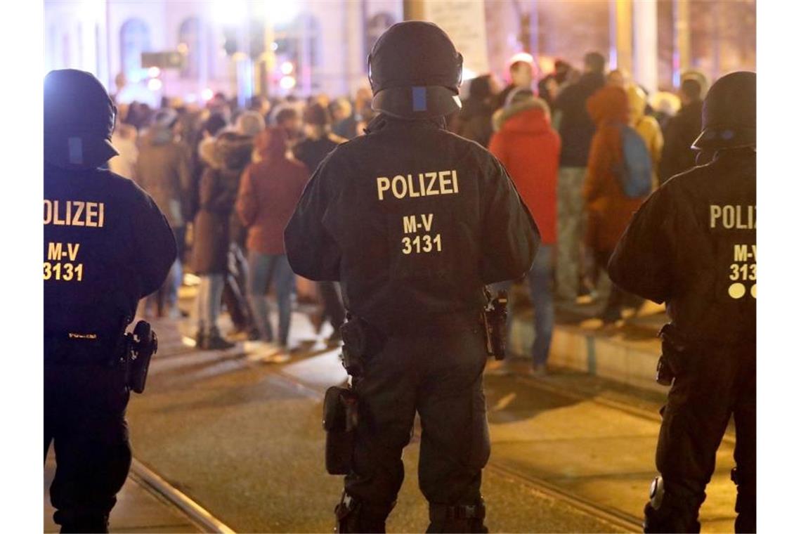 Zehntausende protestieren gegen Corona-Maßnahmen Zu der allwöchentlichen Demonstration gegen die Corona-Maßnahmen haben sich in Rostock wieder mehrere tausend Menschen eingefunden. Foto: Bernd Wüstneck/dpa-Zentralbild/dpa