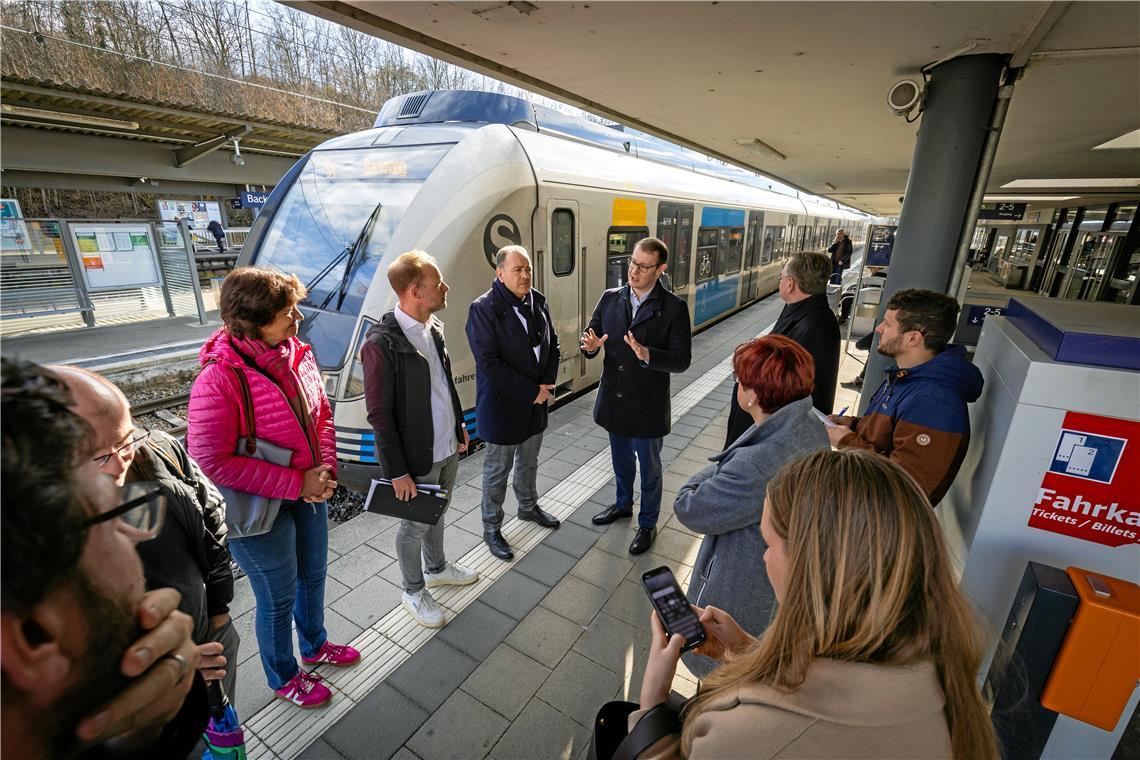 Zu der großen Runde, die sich mit dem S-4-Pendel auf den Weg machte, zählten unter anderem die Regionalrätin Elisabeth Schick-Ebert (pinke Jacke, von links), der Fraktionsvorsitzende der CDU/ÖDP, Jan Tielesch, der Erste Bürgermeister Backnangs, Stefan Setzer, OB Maximilian Friedrich, Regionalrat Elmar Steinbacher, BKZ-Redakteur Kai Wieland und Bundestagsabgeordnete Inge Gräßle. Foto: Alexander Becher