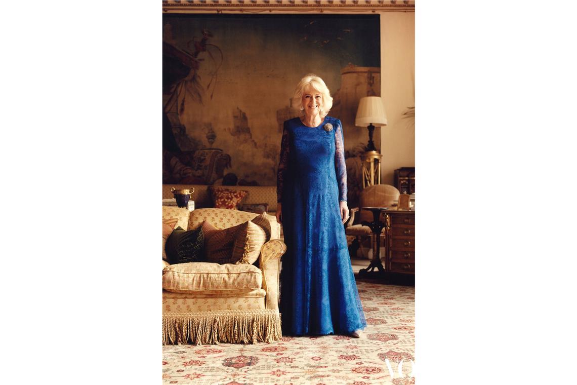 Zu ihrem 75. holt die britische „Vogue“ Camilla auf den Titel – königlich in Royalblau.