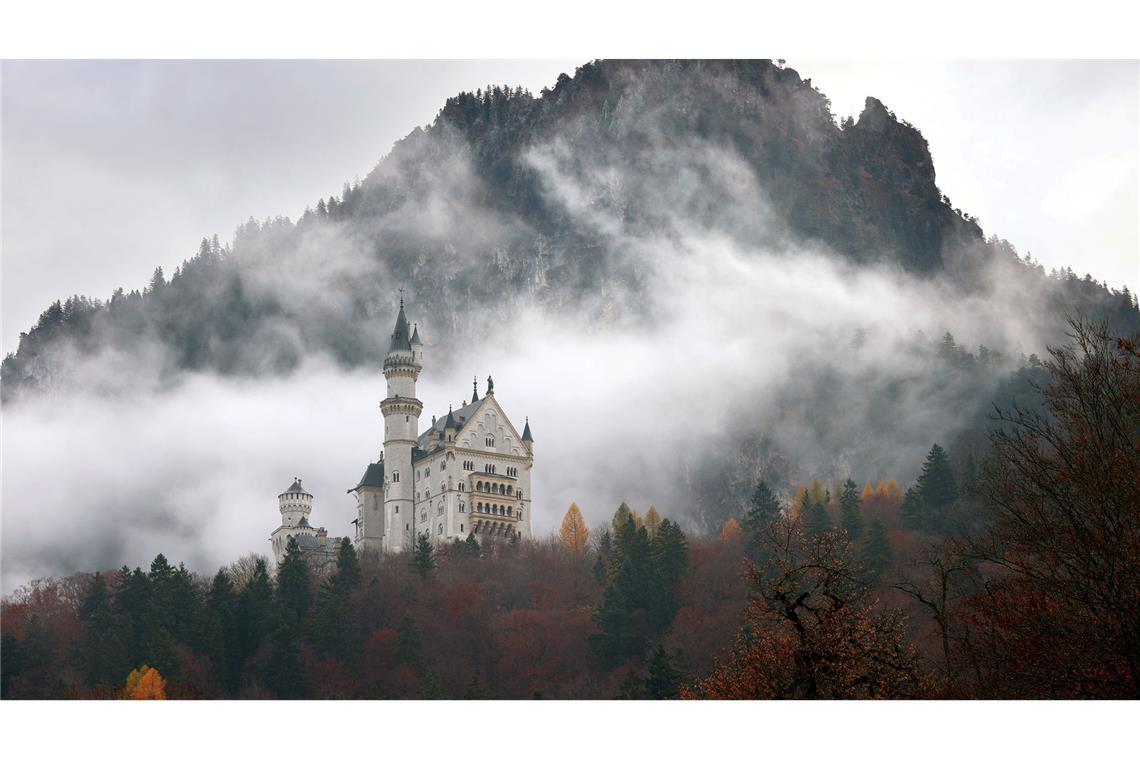 Zu jeder Jahreszeit ein Hingucker: Schloss Neuschwanstein - hier in herbstlicher Landschaft. (Archivbild)