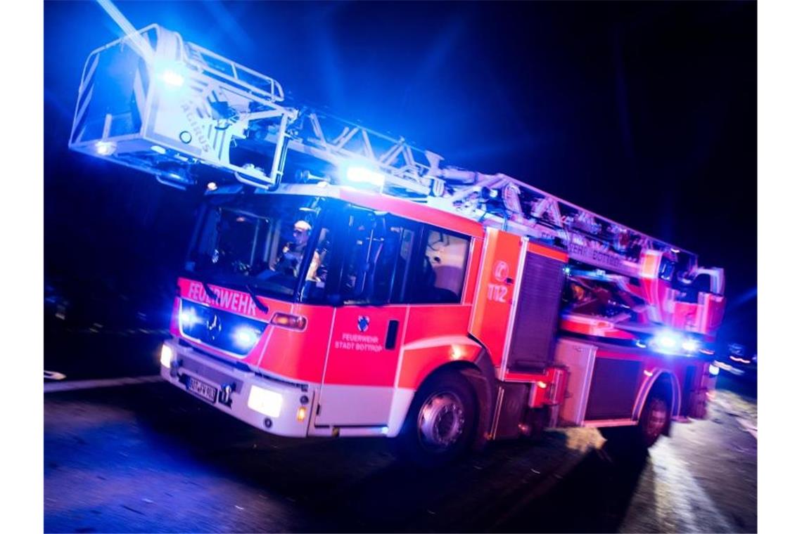 Wagen gerät in Brand: Autobahn 8 wieder weitgehend offen Zu sehen ist ein Drehleiterwagen der Feuerwehr. Foto: Marcel Kusch/dpa/Symbolbild/Archivbild
