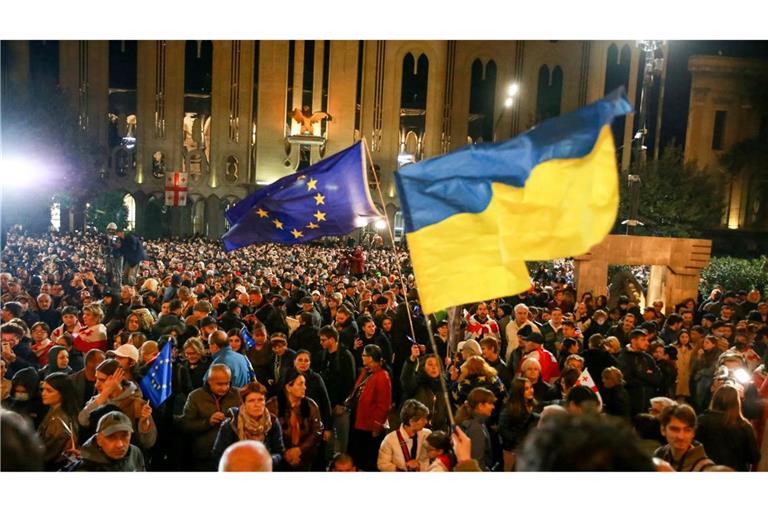 Zu Tausenden protestieren Anhänger der proeuropäischen Opposition in Georgien gegen das offiziell verkündete Ergebnis nach der Parlamentswahl.