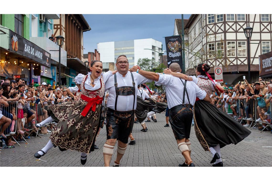 Zünftig tanzen beim Oktoberfest in Brasilien.