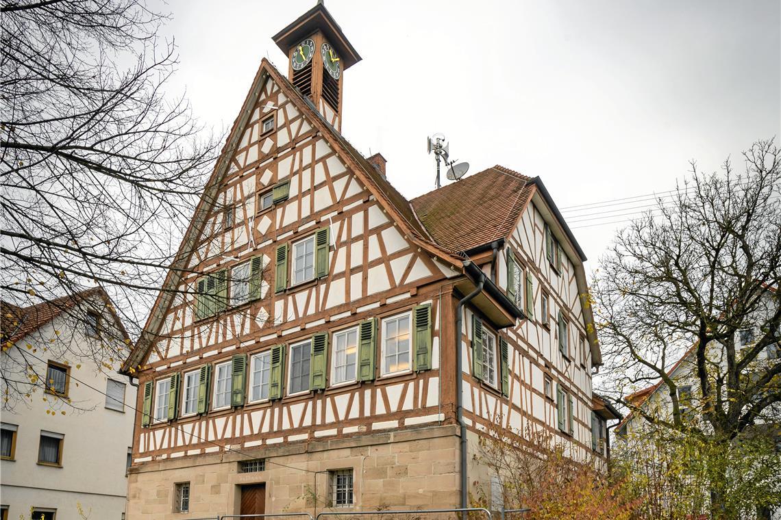 Zuerst wird die Fachwerkfassade des Steinbacher Rathauses instand gesetzt. Die Arbeiten hierfür sollen im März kommenden Jahres starten. Foto: Alexander Becher