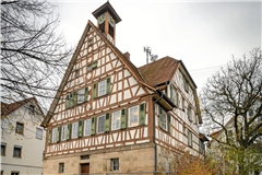 Zuerst wird die Fachwerkfassade des Steinbacher Rathauses instand gesetzt. Die Arbeiten hierfür sollen im März kommenden Jahres starten. Foto: Alexander Becher