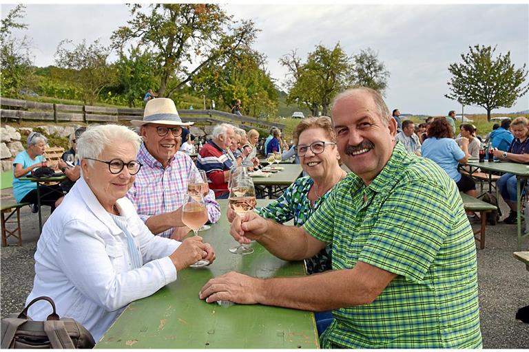 Zufriedene Gesichter beim Fototermin gestern zwischen Gottesdienst und Mittagessen beim Kelterfest in Kleinaspach. Foto: Tobias Sellmaier