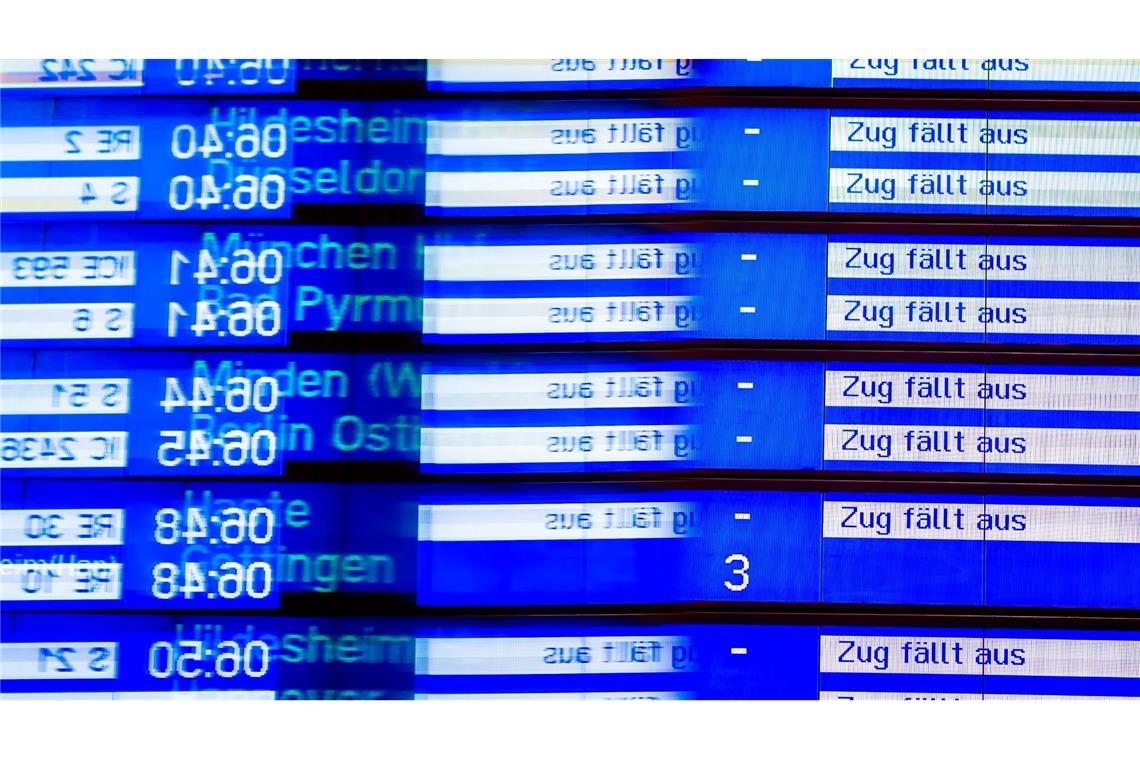 "Zug fällt aus" ist auf einer Anzeige im Hauptbahnhof Hannover zu lesen. 2023 kam das oft vor.